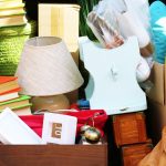 كيف يمكننا مساعدة الآخرين من خلال تعزيل المنزل؟