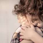 كيف تتعاملي مع طفلك عندما يبكي