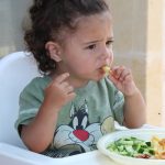 متى أقدّم لطفلي وجبته الأولى