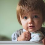 كيف أجعل طفلي ينام بمفرده؟