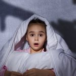 ما الذي يخيف طفلي؟مسببات الخوف عند الأطفال
