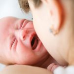 كيف أتعامل مع طفل كثير البكاء