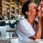 ثلاث طرق لمساعدة ابنتك أن تشعر بالثقة بمظهرها