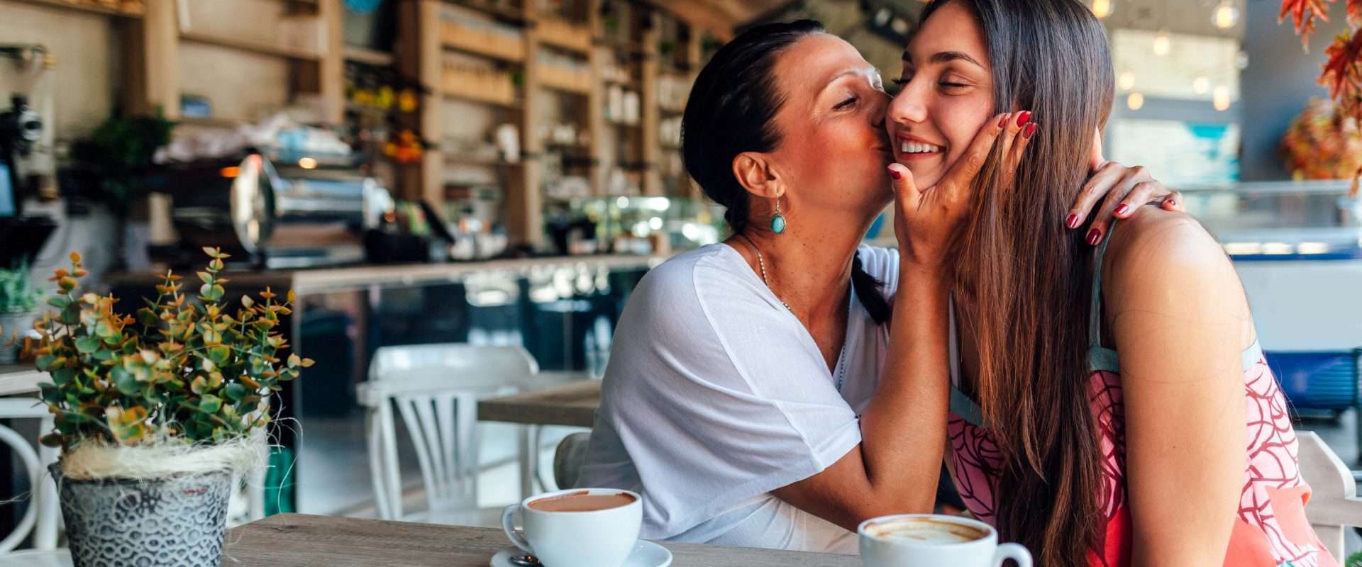 ثلاث طرق لمساعدة ابنتك أن تشعر بالثقة بمظهرها