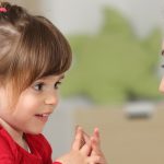 علّموا أطفالكم كيف يعبّروا عن مشاعرهم