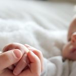خمسة أخطاء في التعامل مع المولود الجديد.
