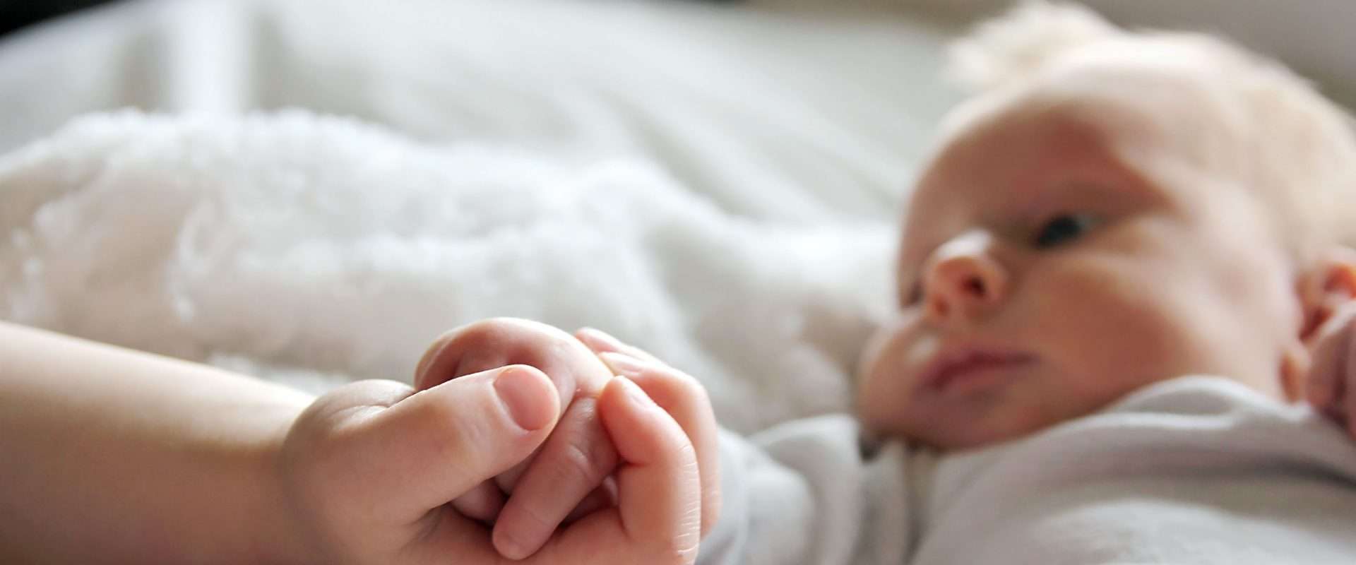 خمسة أخطاء في التعامل مع المولود الجديد.