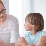 كيف أتعامل مع أسئلة طفلي الصعبة