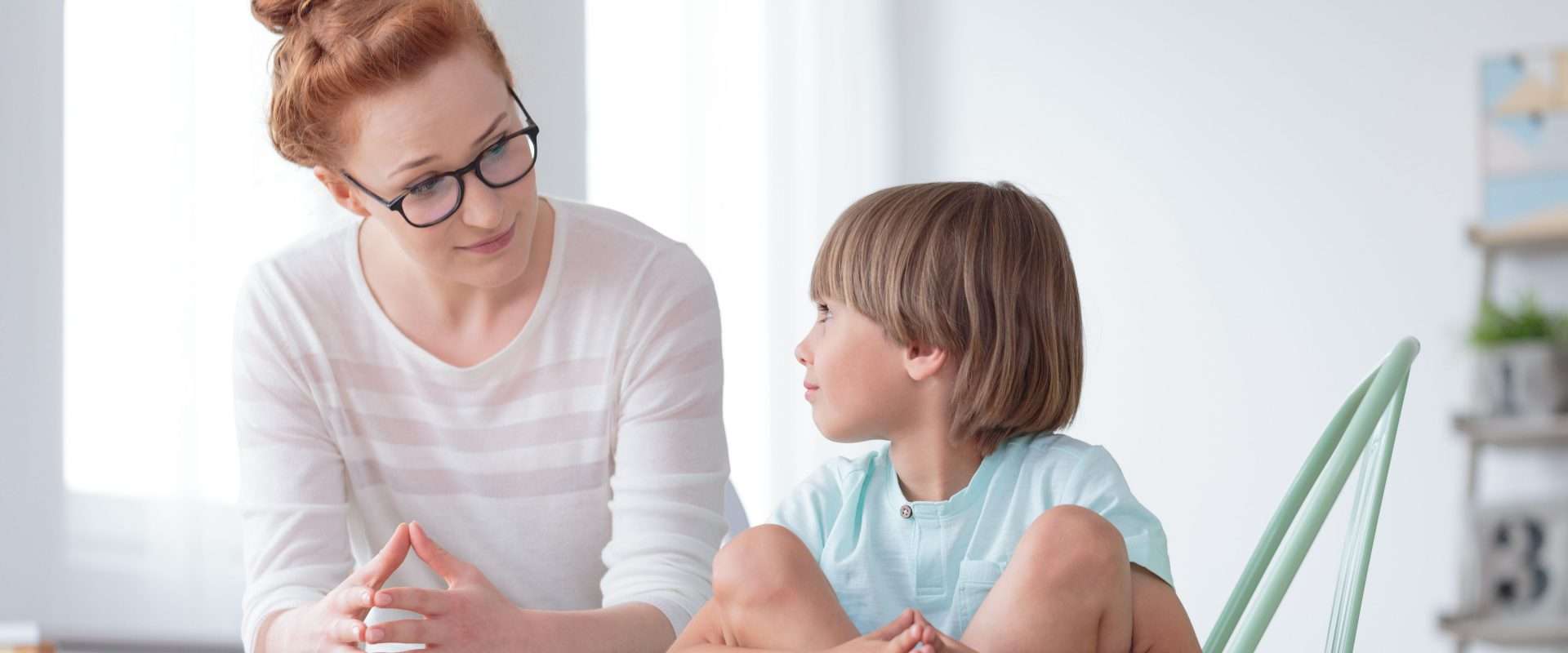 كيف أتعامل مع أسئلة طفلي الصعبة