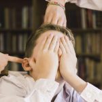 ما هي أسباب تعرض طفل معين للتنمّر