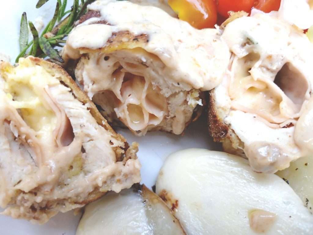 الدجاج على طريقة الكوردن بلو والبطاطا (البطاطس) المخبوزة