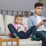 الأجهزة الإلكترونية تتحكّم في طفلي