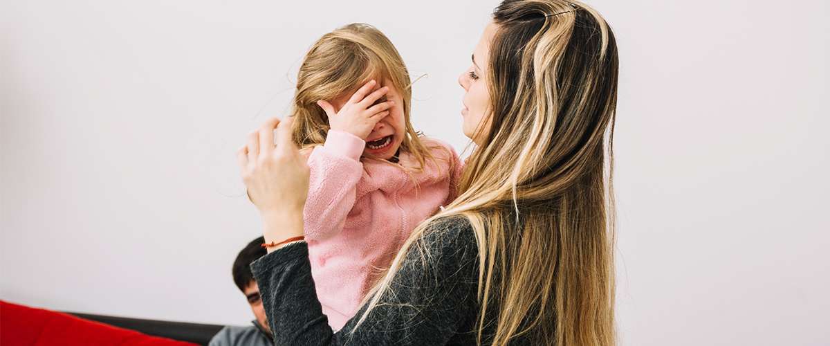 حل مشكلة تعلق الطفل الزائد بأمه في 3 خطوات