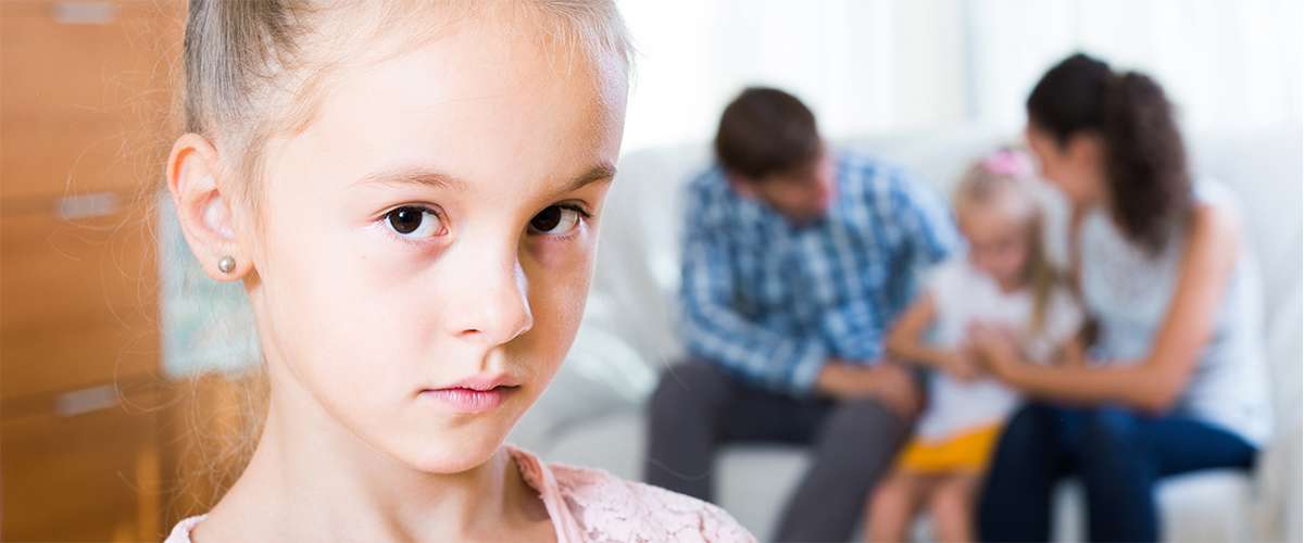  10 علامات تدلّ على أن طفلك يشعر بالغيرة