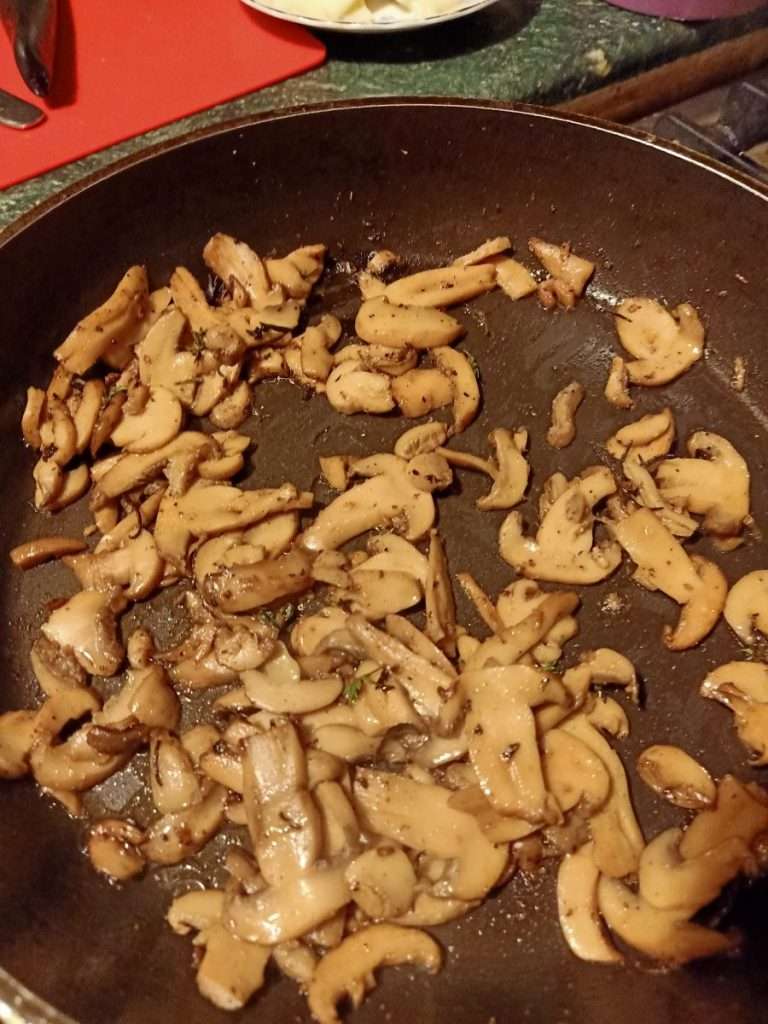 الدجاج الكريمي بالفطر والسبانخ
