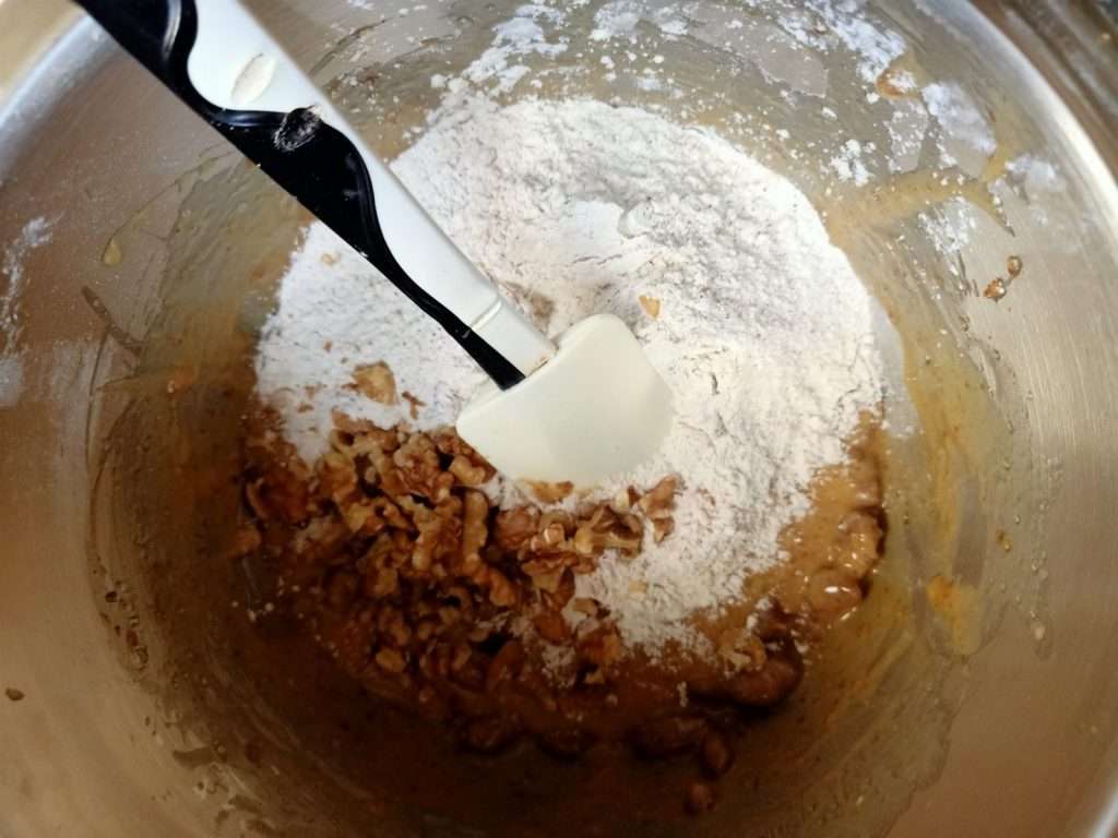 كيك التمر بالجوز والكريمة