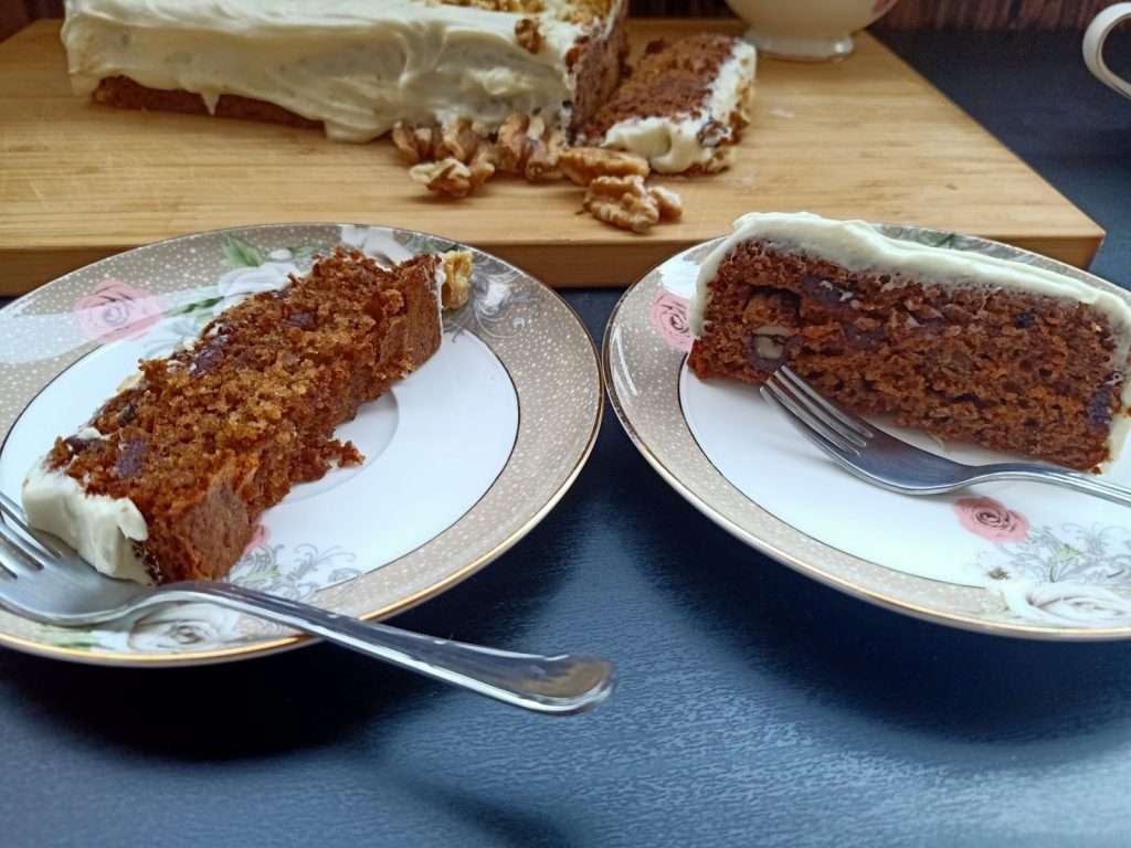 كيك التمر بالجوز والكريمة