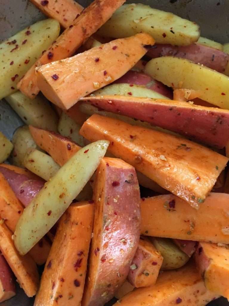 سمك السلمون مع البصل والبطاطا