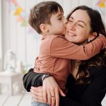   أفكار للأم لتقوية علاقتها بطفلها