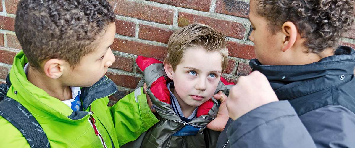 طفلي يتعرّض للضرب والكلام الجارح من أصدقائه..ماذا أفعل؟