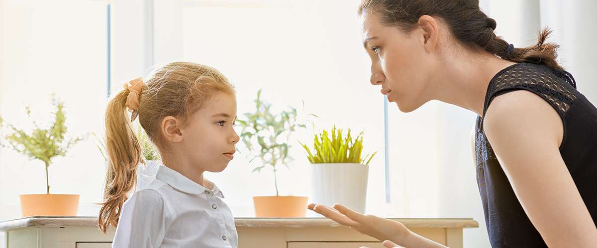 6 خطوات للتعامل مع سلوك طفلي السئ بوجود الضيوف