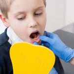4 نصائح ليتغلّب الطفل على مخاوفه من زيارة طبيب الأسنان