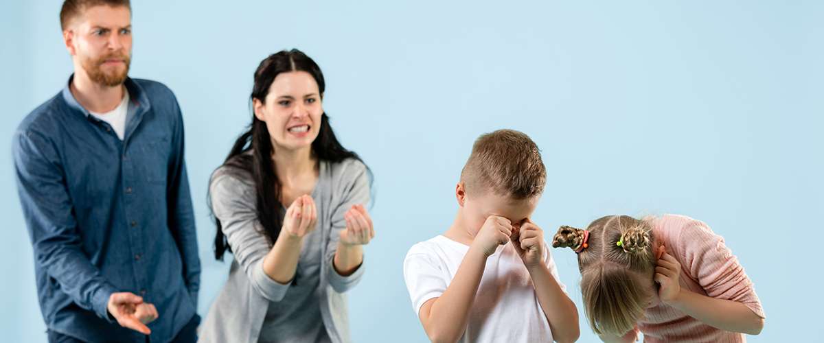 ١٤ تصرّفًا خاطئًا نرتكبهم مع أطفالنا