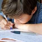 كيف أتصرف إذا حصل طفلي على علامات متدنية