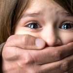 ما الفرق بين العنف الأسري وسوء المعاملة