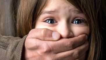 ما الفرق بين العنف الأسري وسوء المعاملة
