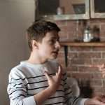 كيف أتحاور مع المراهق؟ 6 طرق