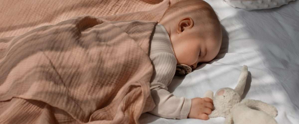 7 نصائح فعالة لتعويد الطفل على النوم بمفرده دون بكاء أو خوف
