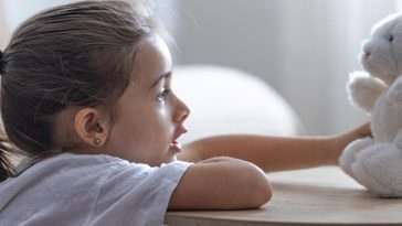 كيف نُربّي طفلًا اجتماعيًا واثقًا من نفسه؟